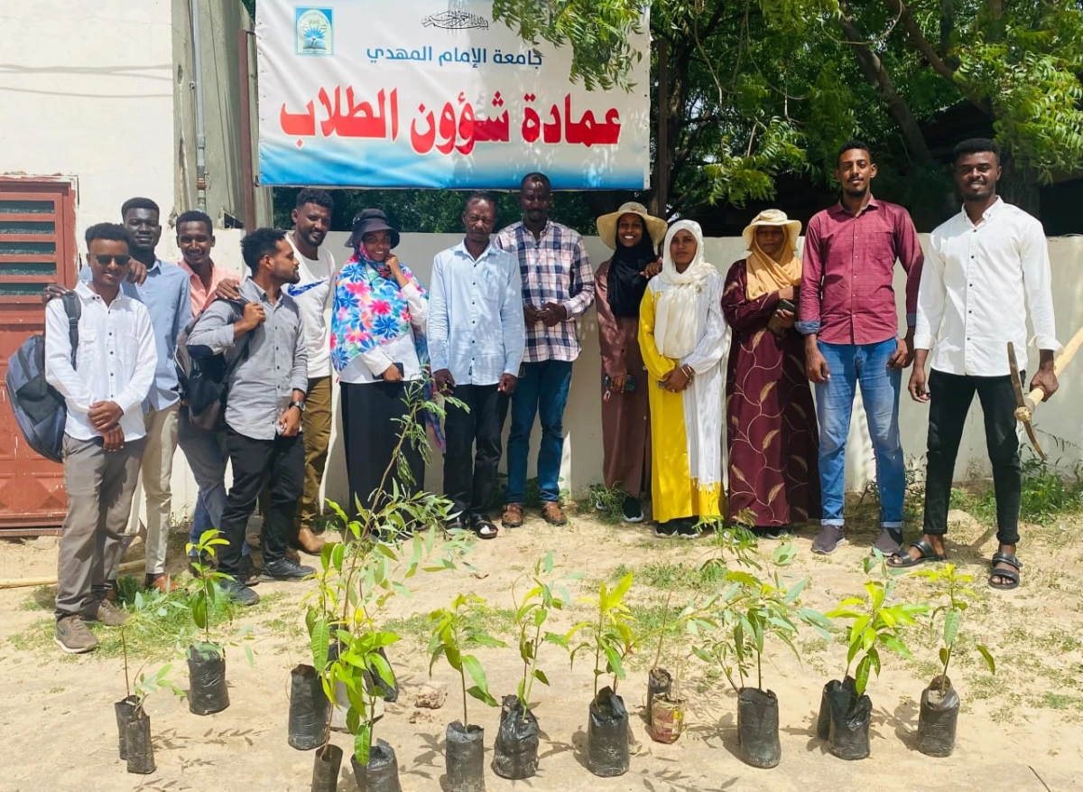 عمادة شؤون الطلاب والهيئة الشبابية للإعمار والتعافي الوطني يدشنان حملة لإصحاح البيئة وتشجير كلية التربية بجامعة الإمام المهدي